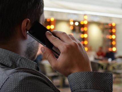 man-talking-on-the-phone-1582238_1920